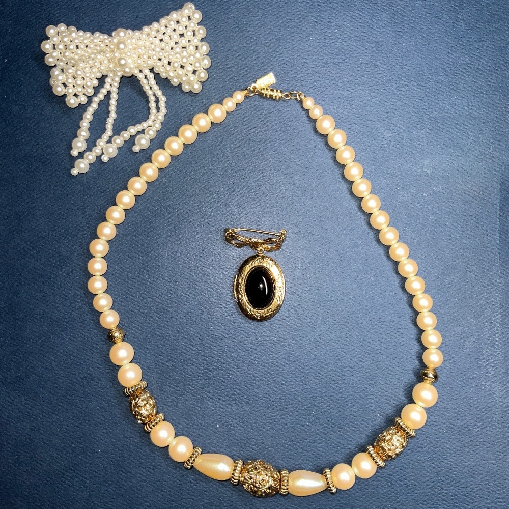 Victorian Revival Vintage 1928 Jewelry Company- Lot of 3 Items For Sale